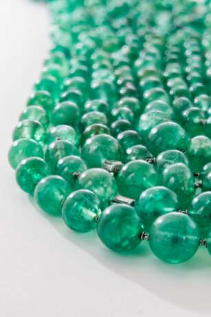 TWO EMERALD BEAD AND DIAMOND NECKLACES - Foto 9