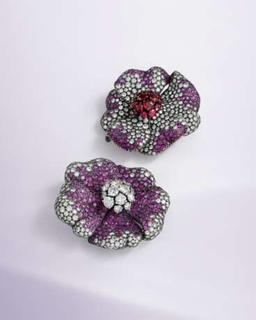 JAR COLOURED SAPPHIRES, RUBIES AND DIAMOND FLOWER BROOCHES - фото 1