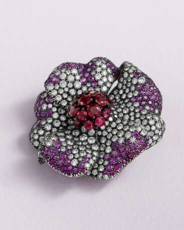JAR COLOURED SAPPHIRES, RUBIES AND DIAMOND FLOWER BROOCHES - photo 4
