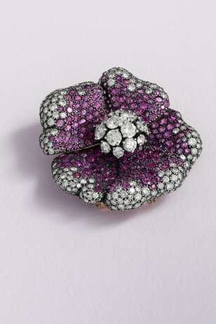 JAR COLOURED SAPPHIRES, RUBIES AND DIAMOND FLOWER BROOCHES - Foto 5