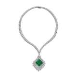 SUPERB VAN CLEEF & ARPELS EMERALD AND DIAMOND PENDANT / BROOCH, AND A DIAMOND NECKLACE - Foto 3