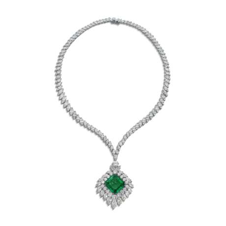 SUPERB VAN CLEEF & ARPELS EMERALD AND DIAMOND PENDANT / BROOCH, AND A DIAMOND NECKLACE - photo 3