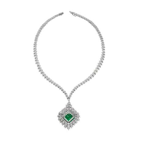SUPERB VAN CLEEF & ARPELS EMERALD AND DIAMOND PENDANT / BROOCH, AND A DIAMOND NECKLACE - photo 4