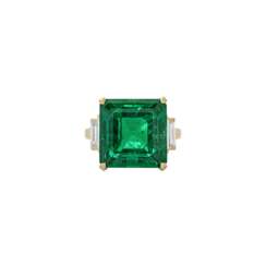 EMERALD AND DIAMOND RING, MOUNTED BY VAN CLEEF &amp; ARPELS