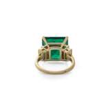 EMERALD AND DIAMOND RING, MOUNTED BY VAN CLEEF & ARPELS - Foto 6