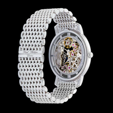 PATEK PHILIPPE. AN 18K WHITE GOLD SKELETONISED AUTOMATIC WRISTWATCH WITH BRACELET - Foto 2