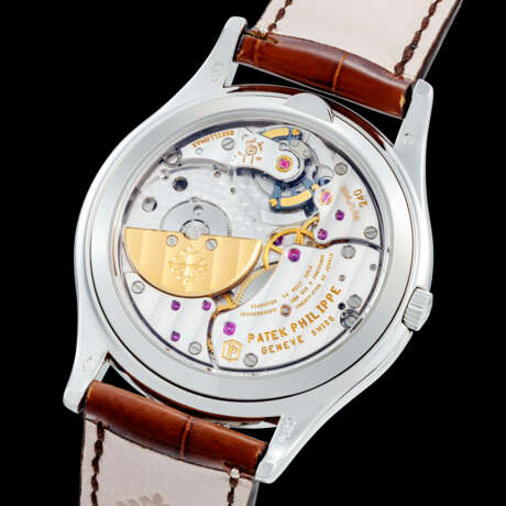 PATEK PHILIPPE. A VERY RARE PLATINUM AND 18K PINK GOLD LIMITED EDITION AUTOMATIC PERPETUAL CALENDAR WRISTWATCH WITH MOON PHASES, 24 HOUR INDICATION, LEAP YEAR INDICATION, SILINVAR ESCAPE WHEEL, PATENTED SPIROMAX BALANCE SPRING AND PULSOMAX ESCAPEMENT - Foto 2