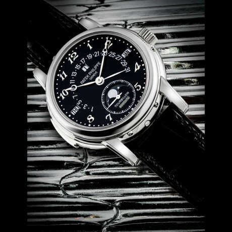 PATEK PHILIPPE. AN EXTREMELY RARE AND IMPORTANT PLATINUM MINUTE REPEATING PERPETUAL CALENDAR WRISTWATCH WITH TOURBILLON, RETROGRADE DATE, MOON PHASES, LEAP YEAR INDICATION AND BLACK DIAL WITH BREGUET NUMERALS - Foto 1