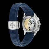 PATEK PHILIPPE. AN 18K WHITE GOLD AUTOMATIC CHRONOGRAPH WRISTWATCH WITH DATE - Foto 3