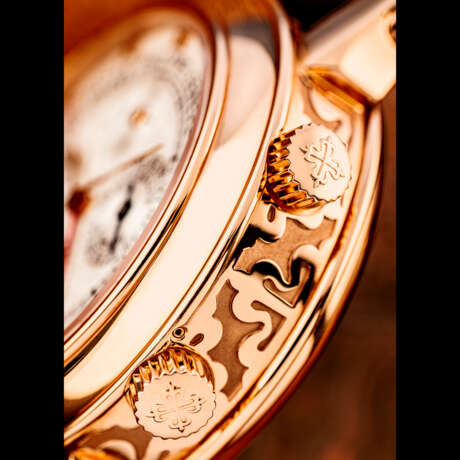 PATEK PHILIPPE. A MAGNIFICENT, EXTREMELY RARE AND HIGHLY COMPLICATED 18K PINK GOLD DOUBLE-DIAL WRISTWATCH WITH TWELVE COMPLICATIONS INCLUDING "CATHEDRAL" MINUTE REPEATING, TOURBILLON, PERPETUAL CALENDAR WITH RETROGRADE DATE, MOON AGE AND ANGULAR - Foto 5
