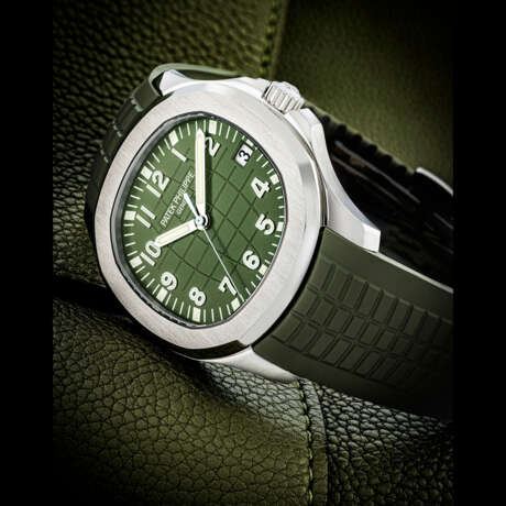 PATEK PHILIPPE. AN EXTREMELY RARE STAINLESS STEEL AUTOMATIC WRISTWATCH WITH SWEEP CENTRE SECONDS, DATE AND KHAKI GREEN DIAL - Foto 1