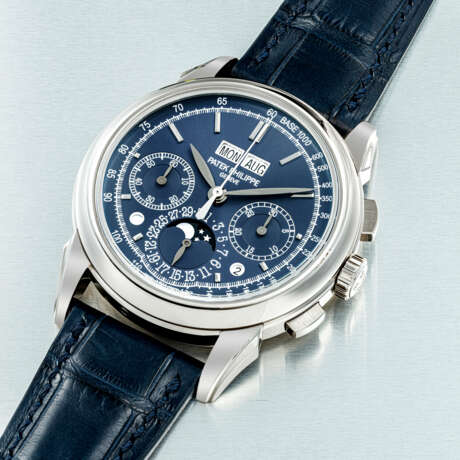 PATEK PHILIPPE. AN 18K WHITE GOLD PERPETUAL CALENDAR CHRONOGRAPH WRISTWATCH WITH MOON PHASES, LEAP YEAR, DAY/NIGHT INDICATION AND BLUE DIAL WITH TACHYMETER SCALE - Foto 2