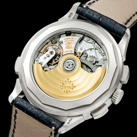 PATEK PHILIPPE. AN 18K WHITE GOLD AUTOMATIC FLYBACK CHRONOGRAPH WRISTWATCH WITH WORLDTIME DISPLAY - Foto 2
