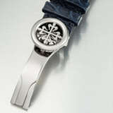 PATEK PHILIPPE. AN 18K WHITE GOLD AUTOMATIC FLYBACK CHRONOGRAPH WRISTWATCH WITH WORLDTIME DISPLAY - photo 3