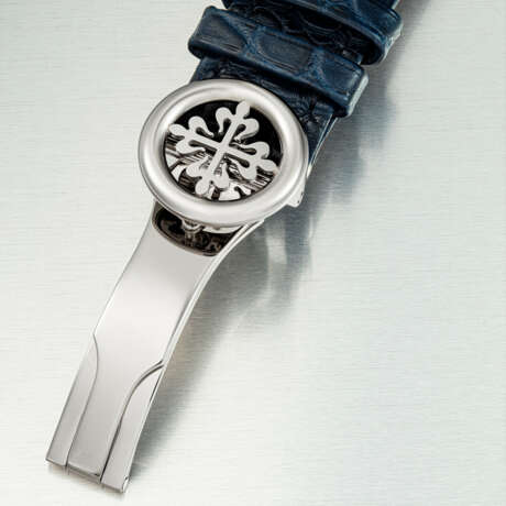PATEK PHILIPPE. AN 18K WHITE GOLD AUTOMATIC FLYBACK CHRONOGRAPH WRISTWATCH WITH WORLDTIME DISPLAY - Foto 3