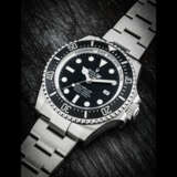 ROLEX. A STAINLESS STEEL AUTOMATIC WRISTWATCH WITH SWEEP CENTRE SECONDS, DATE AND BRACELET - Foto 1