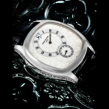 PATEK PHILIPPE. AN EXCEPTIONAL AND VERY RARE PLATINUM LIMITED EDITION HOUR STRIKING WRISTWATCH WITH JUMPING HOUR, MINUTE AND SECOND, MADE FOR THE 175TH ANNIVERSARY OF PATEK PHILIPPE - Foto 1