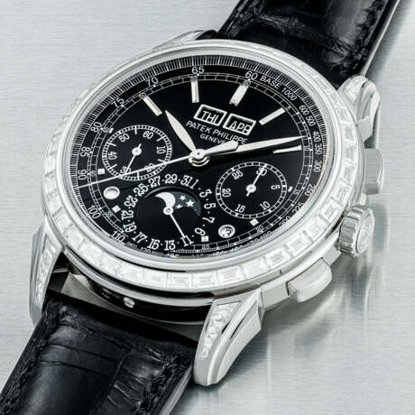 PATEK PHILIPPE. A VERY RARE PLATINUM AND BAGUETTE-CUT DIAMOND-SET PERPETUAL CALENDAR CHRONOGRAPH WRISTWATCH WITH MOON PHASES, DAY/NIGHT AND LEAP YEAR INDICATION - Foto 2