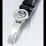 PATEK PHILIPPE. A PLATINUM AND DIAMOND-SET CHRONOGRAPH WRISTWATCH WITH TACHYMETER SCALE - Foto 4