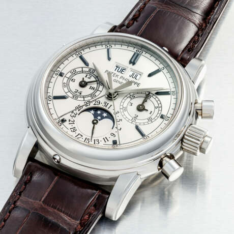 PATEK PHILIPPE. AN EXTREMELY RARE AND IMPORTANT STAINLESS STEEL PERPETUAL CALENDAR SPLIT SECONDS CHRONOGRAPH WRISTWATCH WITH MOON PHASES, 24 HOUR AND LEAP YEAR INDICATION - Foto 2