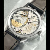 PATEK PHILIPPE. AN 18K WHITE GOLD AUTOMATIC ANNUAL CALENDAR WRISTWATCH WITH REGULATOR-STYLE DIAL, SINGLE SEALED - Foto 2