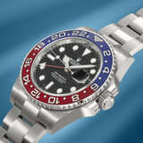 ROLEX. A STAINLESS STEEL AUTOMATIC DUAL TIME WRISTWATCH WITH SWEEP CENTRE SECONDS, DATE, BRACELET, GUARANTEE AND BOX - Foto 2