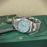 ROLEX. AN ATTRACTIVE STAINLESS STEEL AUTOMATIC WRISTWATCH WITH SWEEP CENTRE SECONDS, BRACELET, `TURQUOISE BLUE` DIAL, GUARANTEE AND BOX - Foto 2