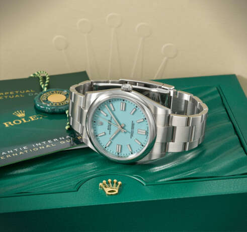 ROLEX. AN ATTRACTIVE STAINLESS STEEL AUTOMATIC WRISTWATCH WITH SWEEP CENTRE SECONDS, BRACELET, `TURQUOISE BLUE` DIAL, GUARANTEE AND BOX - Foto 2