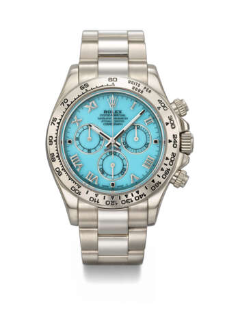 ROLEX. A RARE AND ATTRACTIVE 18K WHITE GOLD AUTOMATIC CHRONOGRAPH WRISTWATCH WITH TURQUOISE DIAL, GUARANTEE AND BOX - фото 1