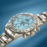 ROLEX. A RARE AND ATTRACTIVE 18K WHITE GOLD AUTOMATIC CHRONOGRAPH WRISTWATCH WITH TURQUOISE DIAL, GUARANTEE AND BOX - Foto 2
