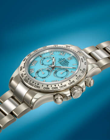 ROLEX. A RARE AND ATTRACTIVE 18K WHITE GOLD AUTOMATIC CHRONOGRAPH WRISTWATCH WITH TURQUOISE DIAL, GUARANTEE AND BOX - Foto 2