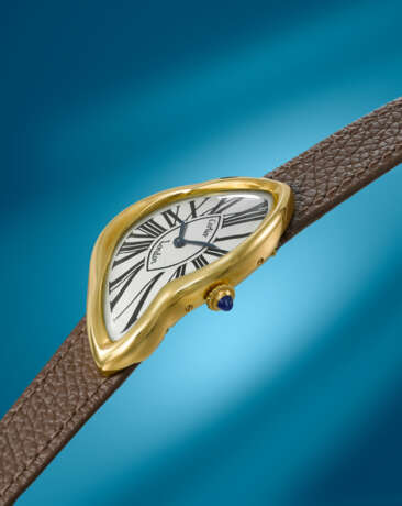 CARTIER. AN EXCEPTIONALLY RARE AND ATTRACTIVE 18K GOLD ASYMMETRIC WRISTWATCH WITH ORIGINAL ‘CRASH’ DEPLOYANT CLASP - photo 3