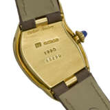 CARTIER. AN EXCEPTIONALLY RARE AND ATTRACTIVE 18K GOLD ASYMMETRIC WRISTWATCH WITH ORIGINAL ‘CRASH’ DEPLOYANT CLASP - Foto 4