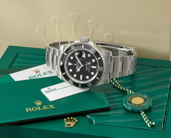ROLEX. A STAINLESS STEEL AUTOMATIC WRISTWATCH WITH SWEEP CENTRE SECONDS, DATE, BRACELET, GUARANTEE AND BOX - photo 2