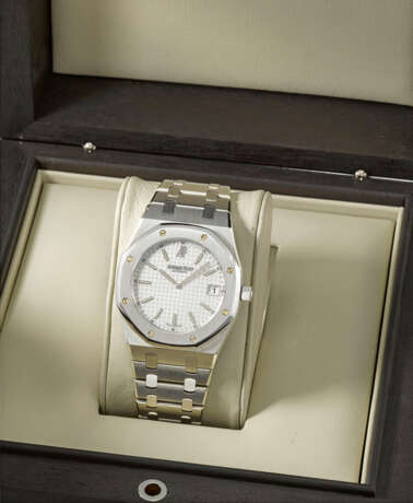 AUDEMARS PIGUET. AN ATTRACTIVE STAINLESS STEEL AUTOMATIC WRISTWATCH WITH DATE, BRACELET AND BOX - Foto 2