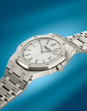 AUDEMARS PIGUET. AN ATTRACTIVE STAINLESS STEEL AUTOMATIC WRISTWATCH WITH DATE, BRACELET AND BOX - фото 3