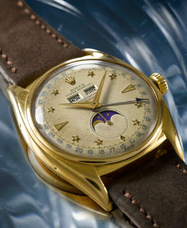 ROLEX. A VERY RARE 18K GOLD AUTOMATIC TRIPLE CALENDAR WRISTWATCH WITH MOON PHASES AND STAR DIAL - Foto 3