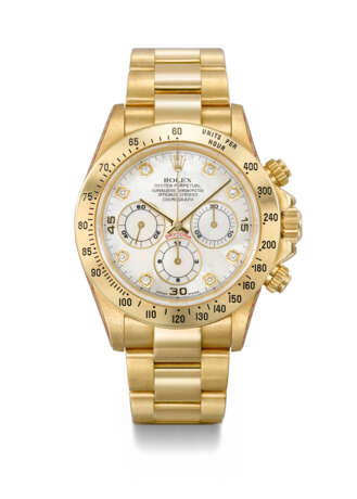 ROLEX. A RARE AND ATTRACTIVE 18K GOLD AND DIAMOND-SET AUTOMATIC CHRONOGRAPH WRISTWATCH WITH BRACELET, MOTHER-OF-PEARL DIAL AND BOX - Foto 1