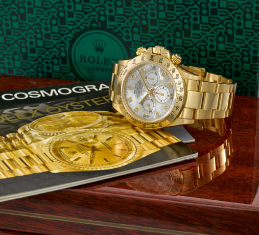 ROLEX. A RARE AND ATTRACTIVE 18K GOLD AND DIAMOND-SET AUTOMATIC CHRONOGRAPH WRISTWATCH WITH BRACELET, MOTHER-OF-PEARL DIAL AND BOX - Foto 2