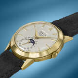 PATEK PHILIPPE. A RARE AND FRESH TO THE MARKET 18K GOLD AUTOMATIC PERPETUAL CALENDAR WRISTWATCH WITH MOON PHASES - Foto 2