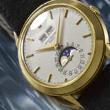 PATEK PHILIPPE. A RARE AND FRESH TO THE MARKET 18K GOLD AUTOMATIC PERPETUAL CALENDAR WRISTWATCH WITH MOON PHASES - Foto 3