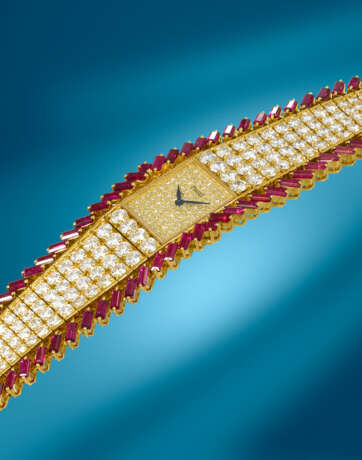 PIAGET. A LADY’S EXTREMELY ATTRACTIVE 18K GOLD, DIAMOND AND RUBY-SET WRISTWATCH WITH INTEGRAL PIAGET BRACELET - Foto 2
