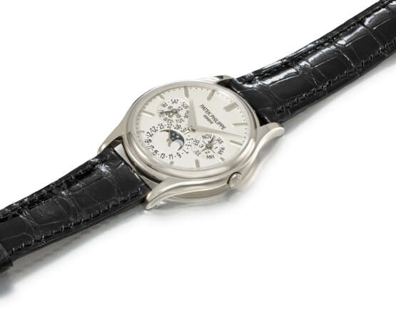 PATEK PHILIPPE. A 18K WHITE GOLD AUTOMATIC PERPETUAL CALENDAR WRISTWATCH WITH MOON PHASES, 24 HOUR, LEAP YEAR INDICATION, ADDITIONAL CASE BACK, CERTIFICATE OF ORIGIN AND BOX - photo 3