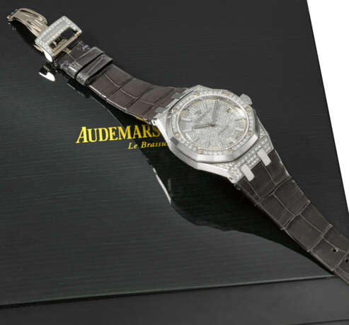 AUDEMARS PIGUET. A RARE AND ATTRACTIVE 18K WHITE GOLD AND DIAMOND-SET AUTOMATIC WRISTWATCH WITH SWEEP CENTRE SECOND, DATE, GUARANTEE AND BOX - photo 2
