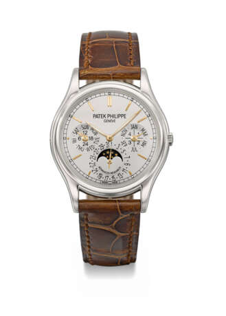 PATEK PHILIPPE. A VERY RARE PLATINUM LIMITED EDITION AUTOMATIC PERPETUAL CALENDAR WRISTWATCH WITH MOON PHASES, LEAP YEAR INDICATION, SILINVAR ESCAPE WHEEL, SPIROMAX BALANCE SPRING AND ADDITIONAL CASE BACK - фото 1