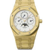 AUDEMARS PIGUET. AN EXTREMELY RARE 18K GOLD AUTOMATIC WRISTWATCH WITH PERPETUAL CALENDAR, MOON PHASES AND BRACELET - Foto 1