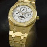 AUDEMARS PIGUET. AN EXTREMELY RARE 18K GOLD AUTOMATIC WRISTWATCH WITH PERPETUAL CALENDAR, MOON PHASES AND BRACELET - Foto 2