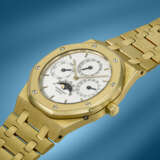 AUDEMARS PIGUET. AN EXTREMELY RARE 18K GOLD AUTOMATIC WRISTWATCH WITH PERPETUAL CALENDAR, MOON PHASES AND BRACELET - фото 3