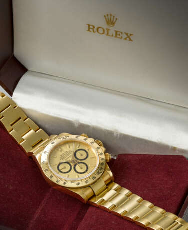 ROLEX. A RARE AND ATTRACTIVE 18K GOLD AUTOMATIC CHRONOGRAPH WRISTWATCH WITH BRACELET, `FLOATING` COSMOGRAPH DIAL AND BOX - photo 2