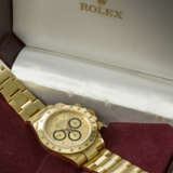 ROLEX. A RARE AND ATTRACTIVE 18K GOLD AUTOMATIC CHRONOGRAPH WRISTWATCH WITH BRACELET, `FLOATING` COSMOGRAPH DIAL AND BOX - Foto 2